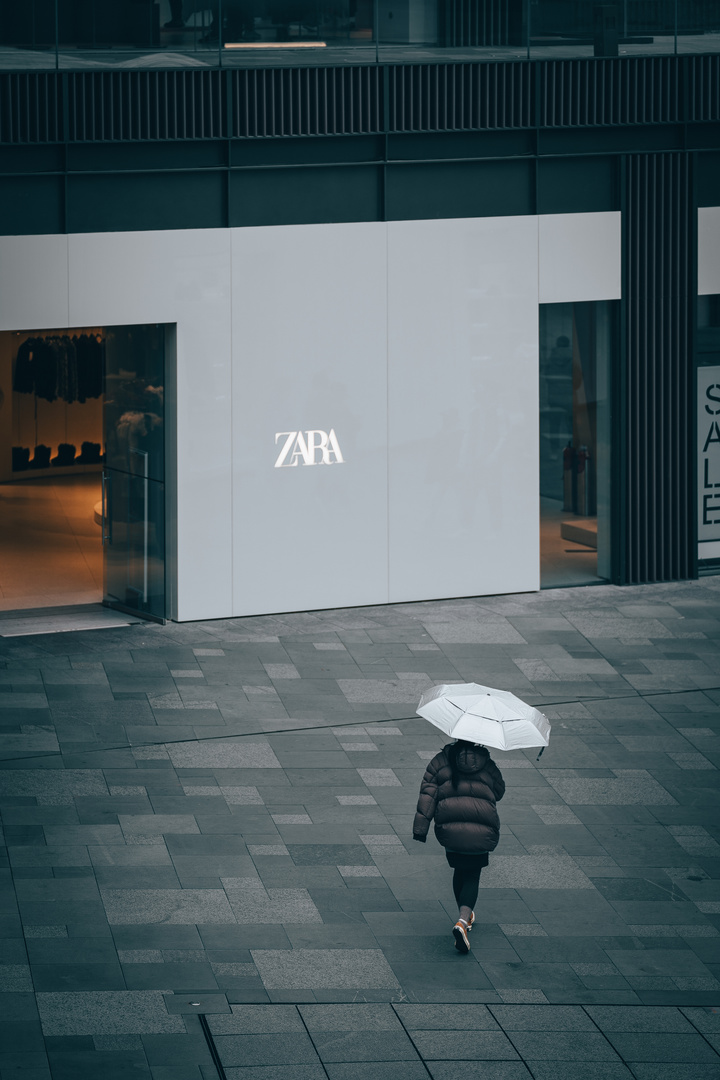 雨中独行的ZARA女孩：成都太古里，一个人也能很高级