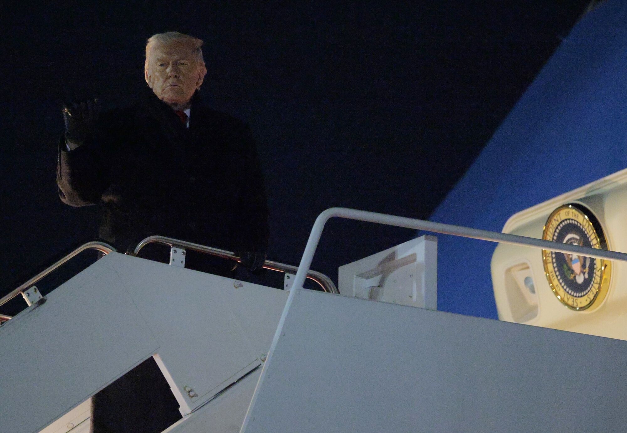 Air Force One electrical issue delays start of Trump Davos trip<br>