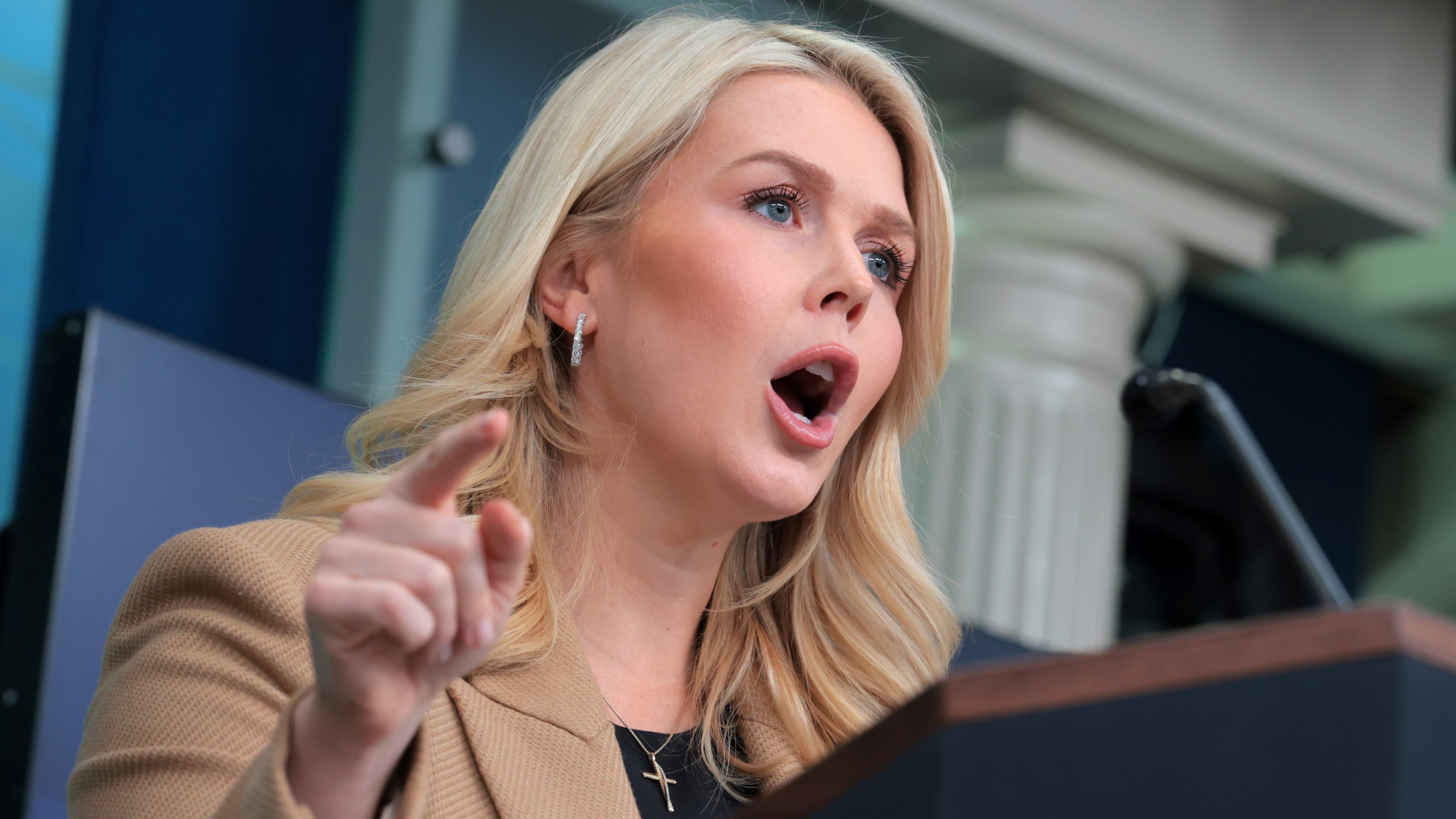 Karoline Leavitt thirsts over free Qatari plane after AF1 turns back<br>