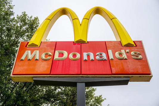 According to investigators, Blount allegedly processed legitimate customer payments at McDonald’s and then used a personal device to ‘tap’ the customers’ cards again, fraudulently charging an additional $10–$20 per transaction (Brandon Bell/Getty Images)