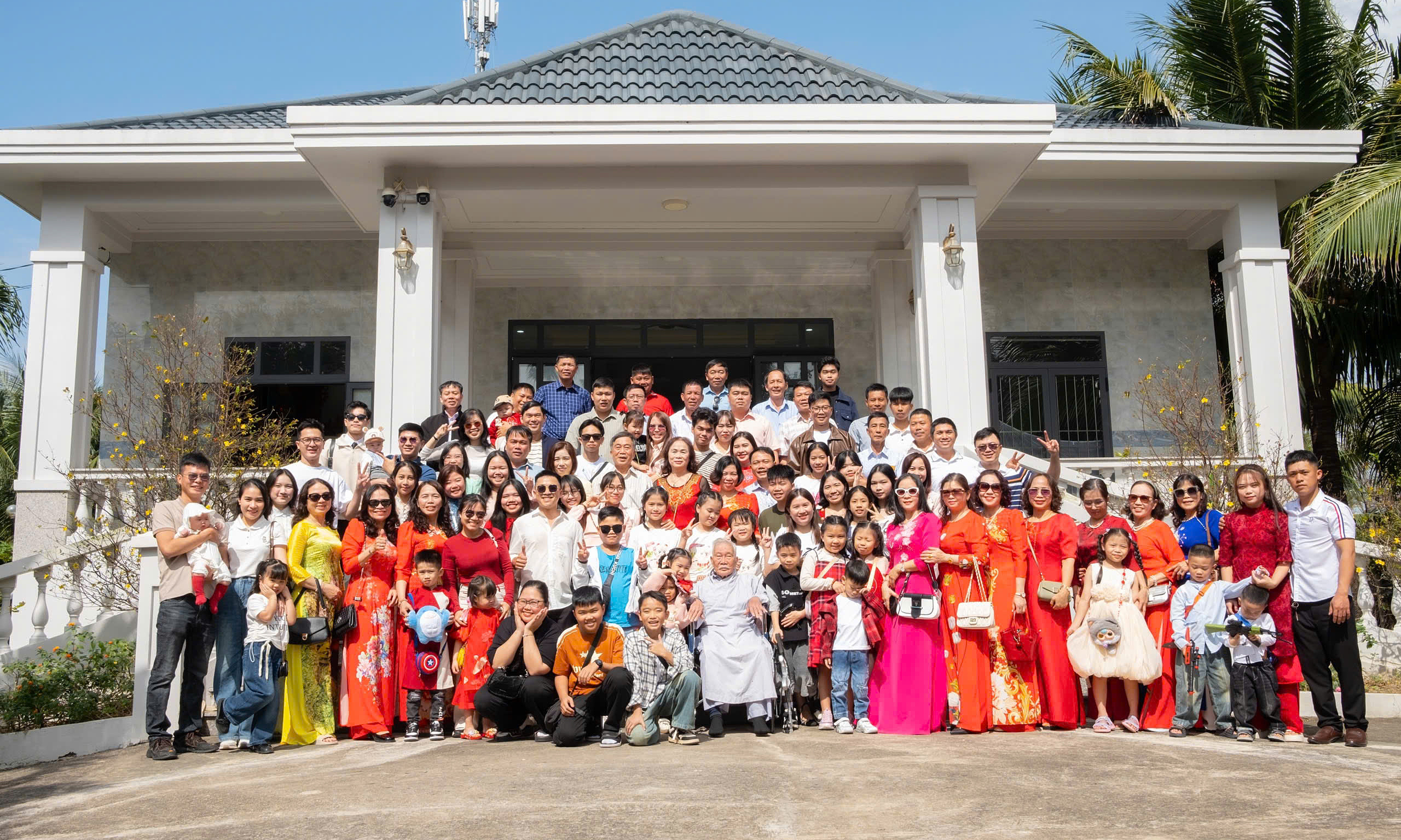 A 100-member family keeps its Tet photo tradition going for 22 years