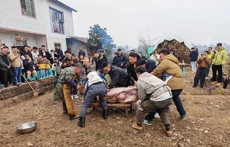 Xu hướng 'mời dân mạng ăn cỗ tất niên' vỡ trận