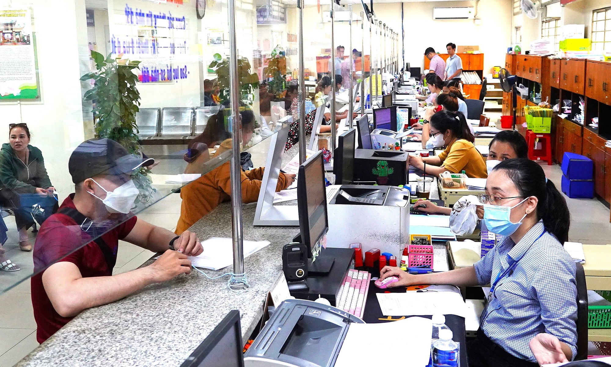 Chưa kỷ luật viên chức nam góa vợ và đang nuôi con dưới 12 tháng tuổi