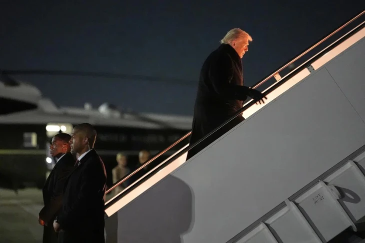 Chuyên cơ chở ông Trump gặp sự cố kỹ thuật, phải quay đầu ngay trong đêm