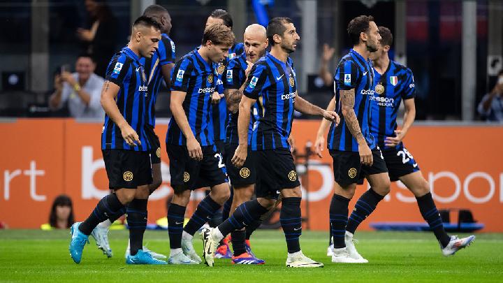 Pelatih Inter Milan Cristian Chivu memberikan instruksi kepada timnya.