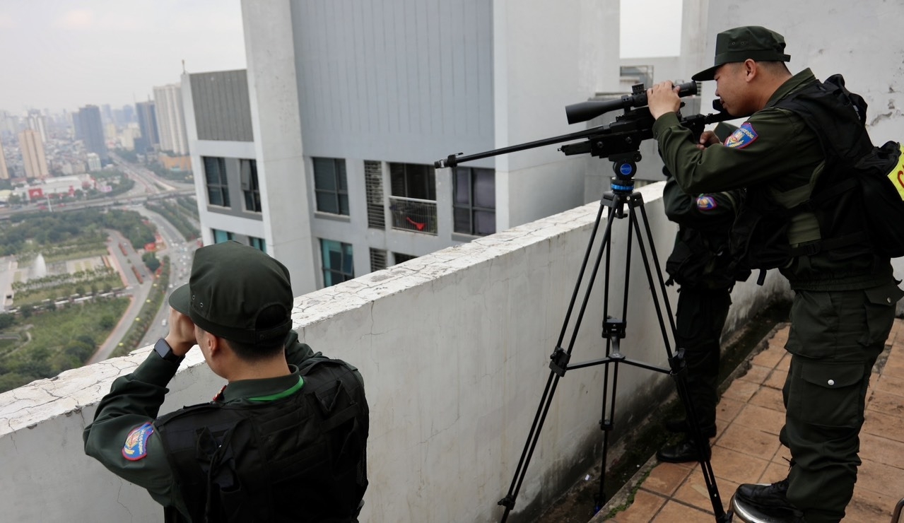 Lính bắn tỉa túc trực tại các điểm cao bảo vệ Đại hội Đảng