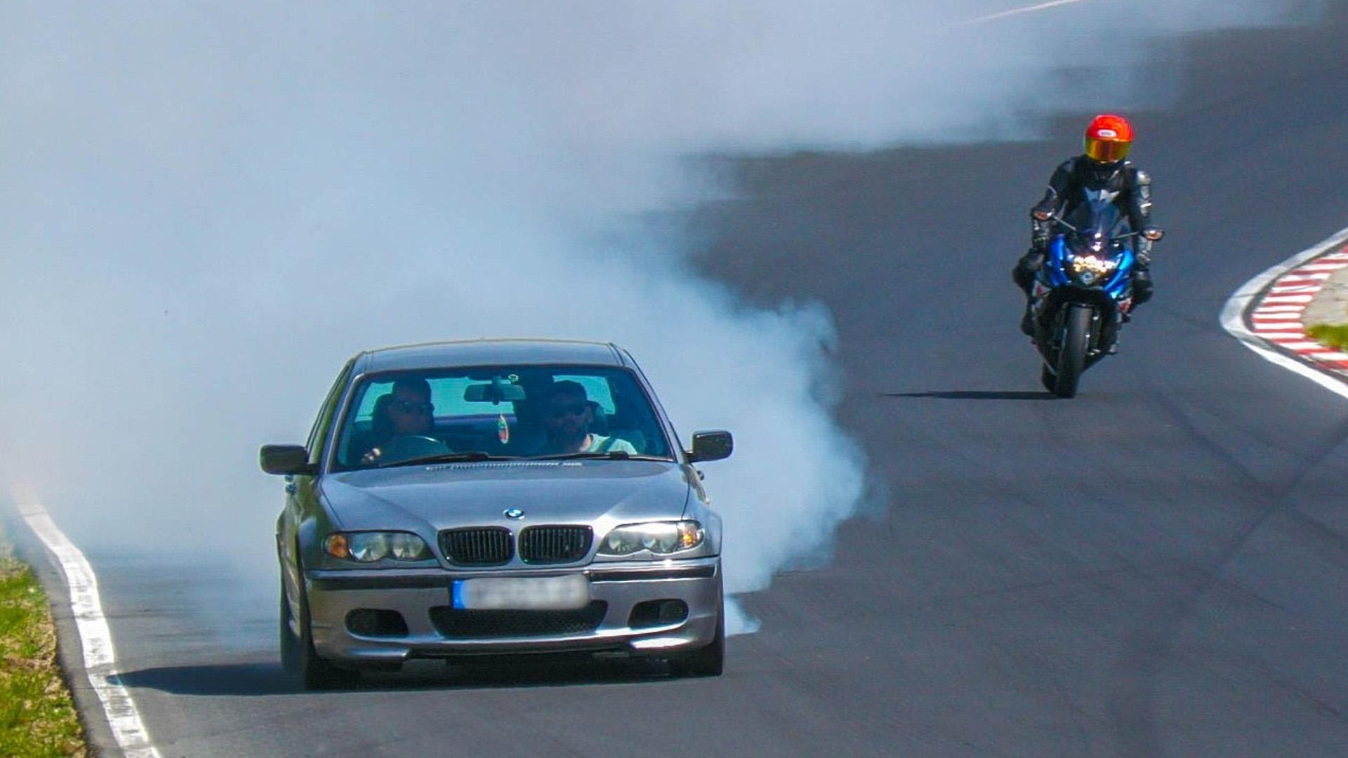 Nürburgring hoogtepunten met rokende banden en spannende acties