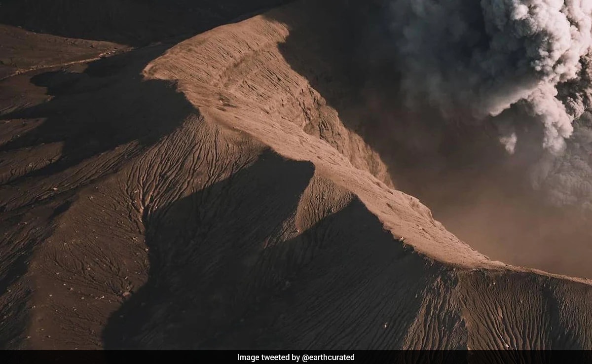 Tourist helicopter carrying 3 people goes missing near Japan's Mount ...