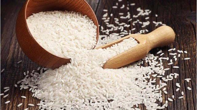 बाजार में धड़ल्ले से बिक रहा है प्लास्टिक वाला मिलावटी चावल, ऐसे करें ...