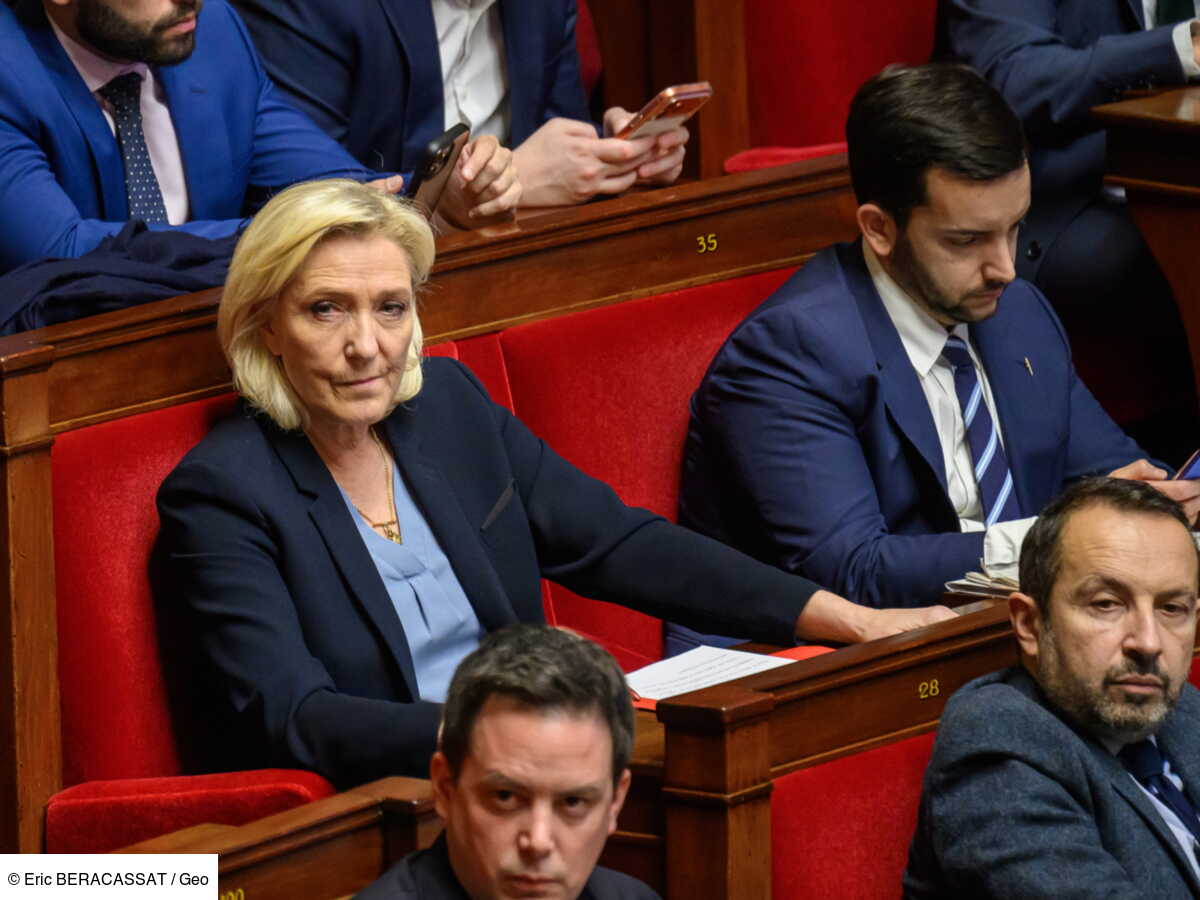 Foulard En Soie XIXe – Manifeste Des 363 Députés Républicains 1877 – Torchon Commémoratif Assemblée