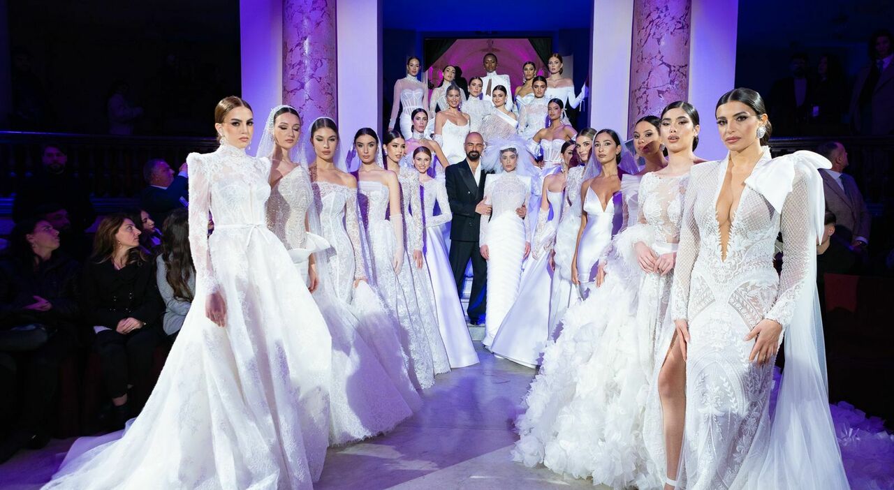 Lo stilista insieme alle modelle durante la sflata