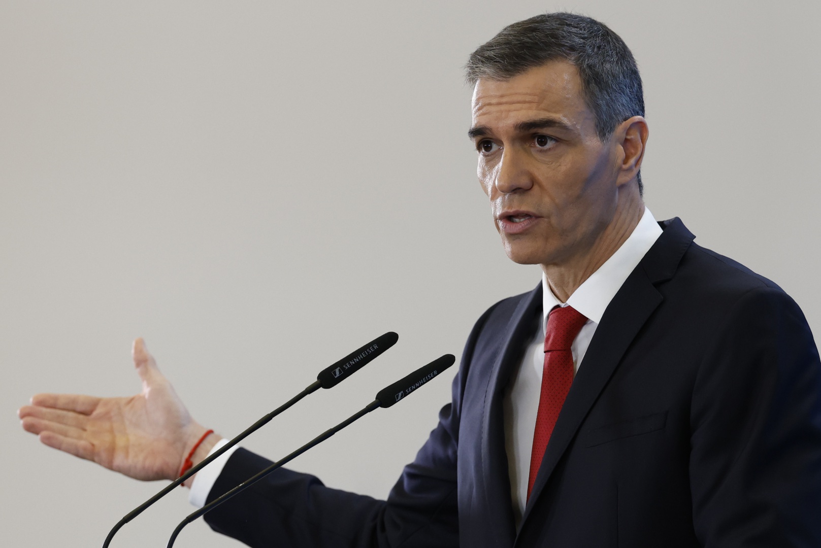 El Supremo archiva la querella de Vox contra Sánchez a quien acusó de ...