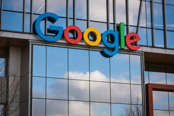 Google remove resumos de IA em buscas sobre saúde após erros graves