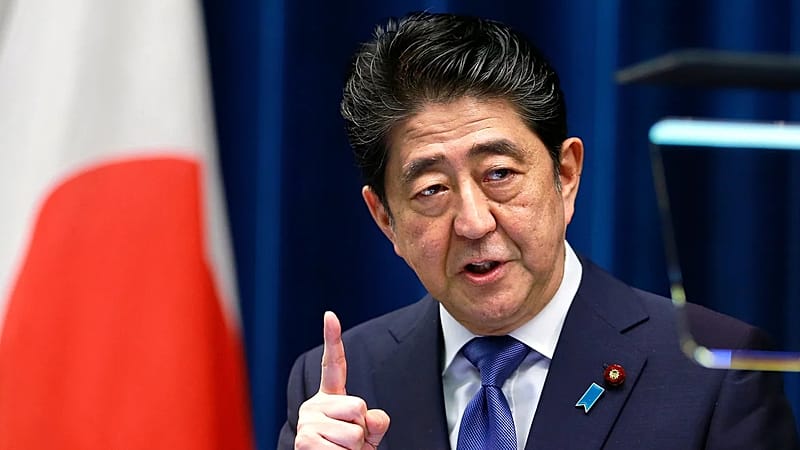 Homem que assassinou o antigo primeiro-ministro japonês condenado a prisão perpétua