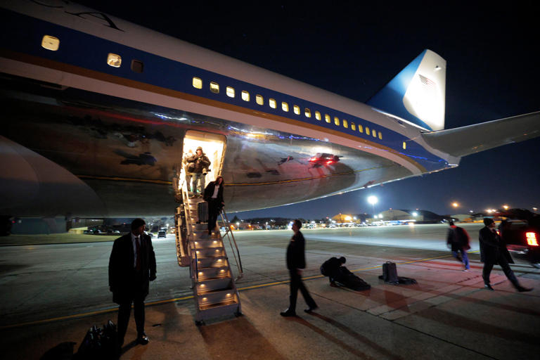 Trump’s Air Force One forced to U-turn after electrical issue