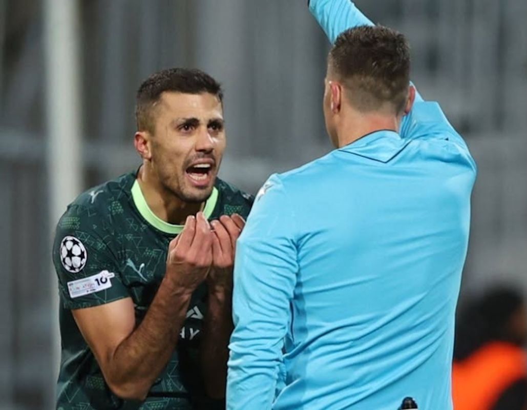 Pep Guardiola memberikan instruksi kepada pemainnya