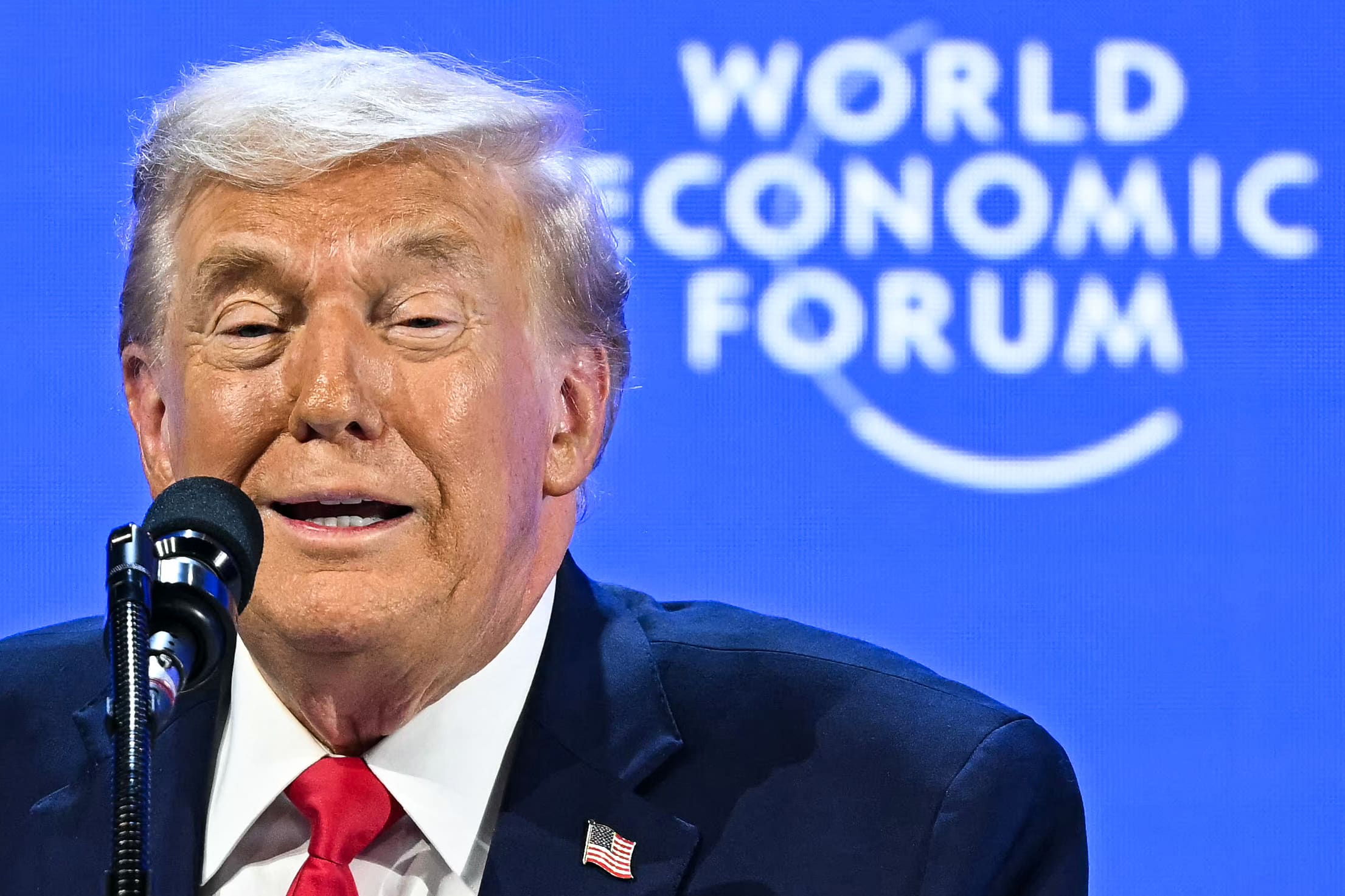 Em Davos, Trump reforça ameaças à Groenlândia, zomba da Europa e provoca Canadá