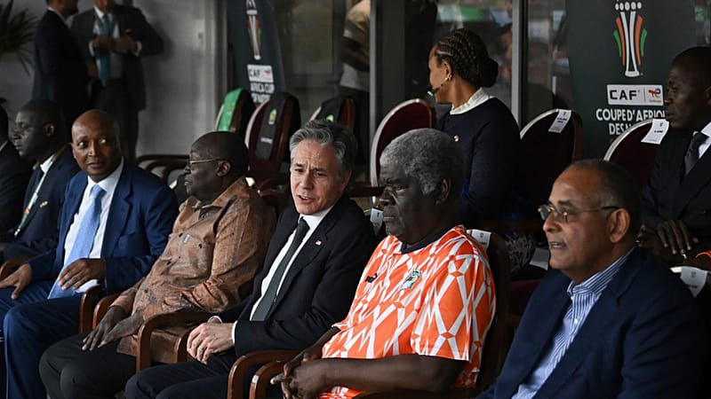 Le secrétaire d'État américain Antony Blinken, au centre, et le Premier ministre ivoirien Robert Beugre Mambe, deuxième à droite, au stade Alassane Ouattara à Ebimpe, Abidjan,