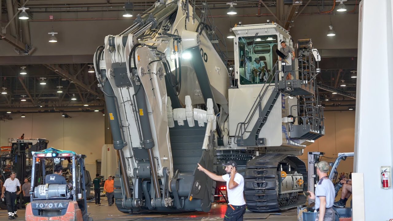 Liebherr R9400 excavator leaves exhibition hall slowly