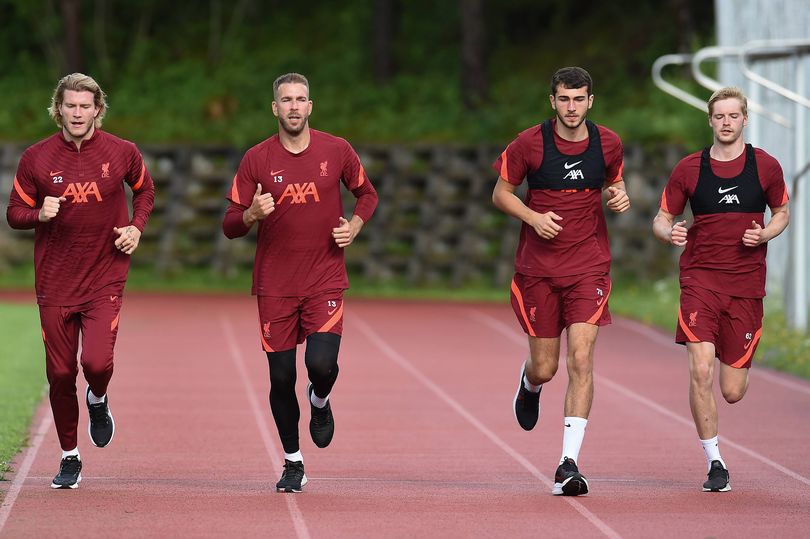 Loris Karius, Adrian, Harvey Davies y Caoimhin Kelleher durante una sesión de entrenamiento del Liverpool en el verano de 2021.