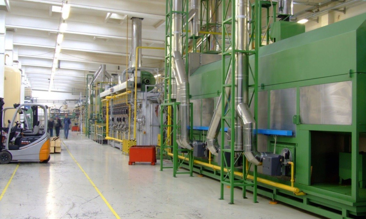 Trabalhador é prensado em máquina de empresa no interior de MG
