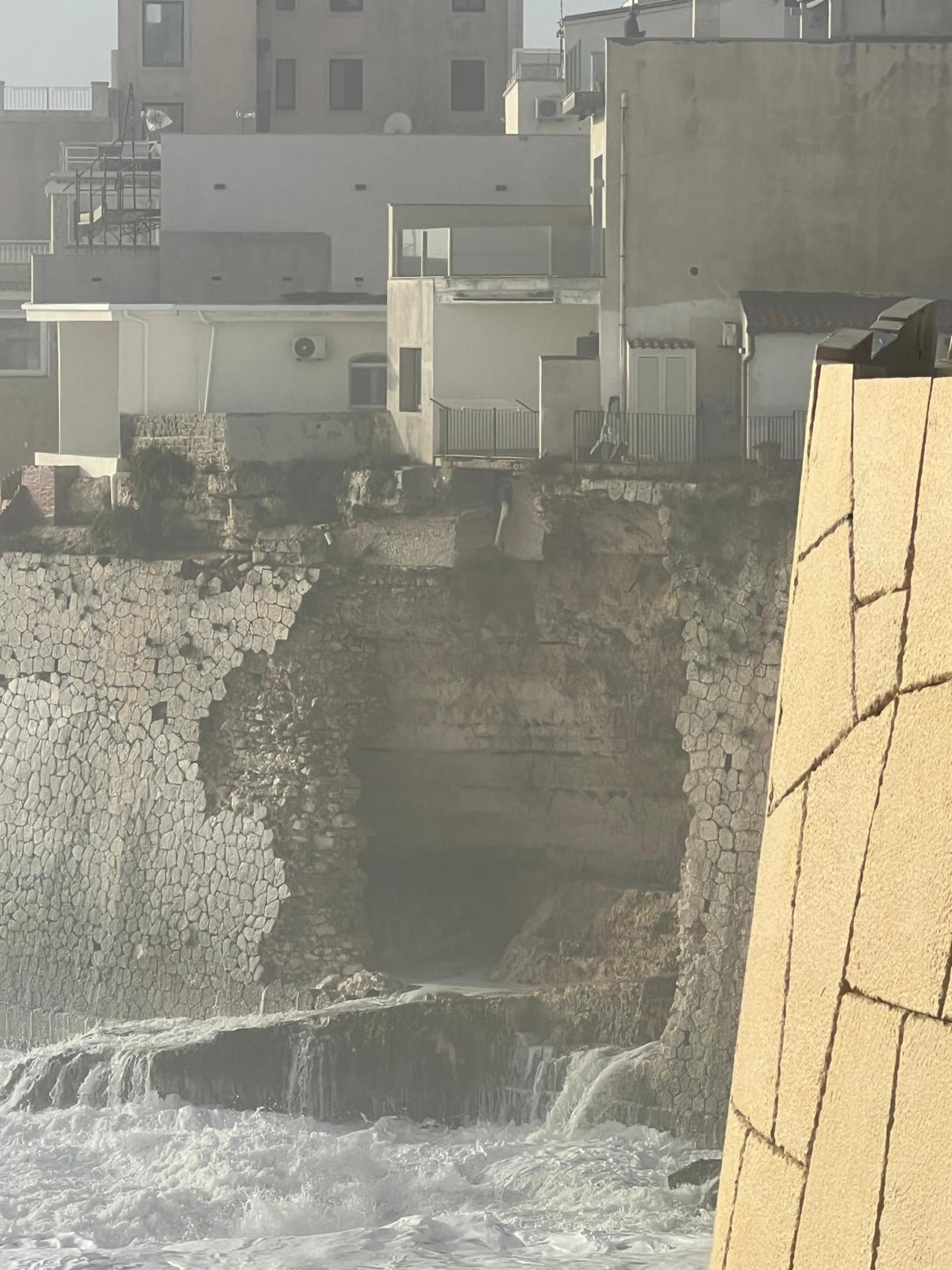 Maltempo, a Siracusa crollato un muraglione, devastato il porto piccolo