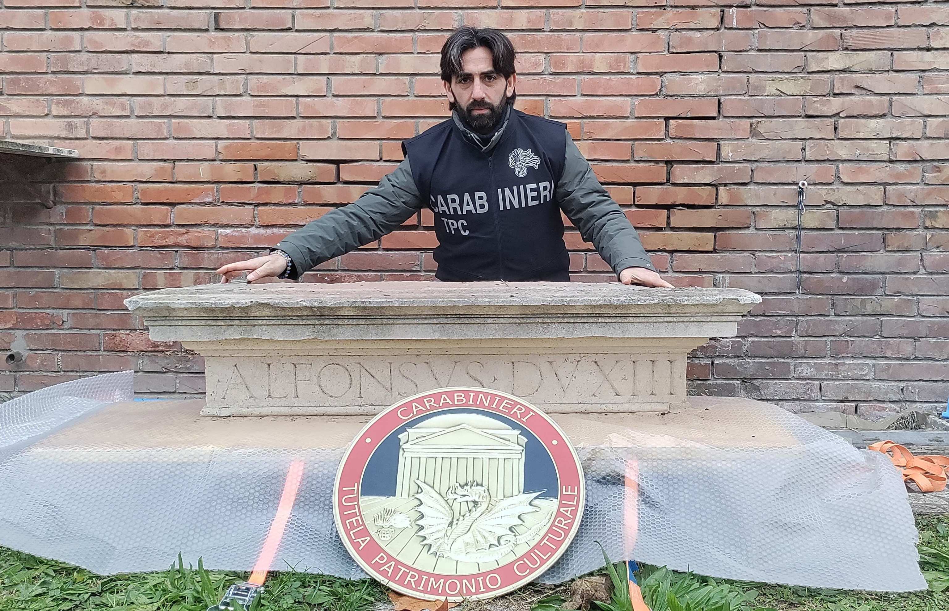 Architrave del '500 usato come panchina torna al Castello Estense di ...