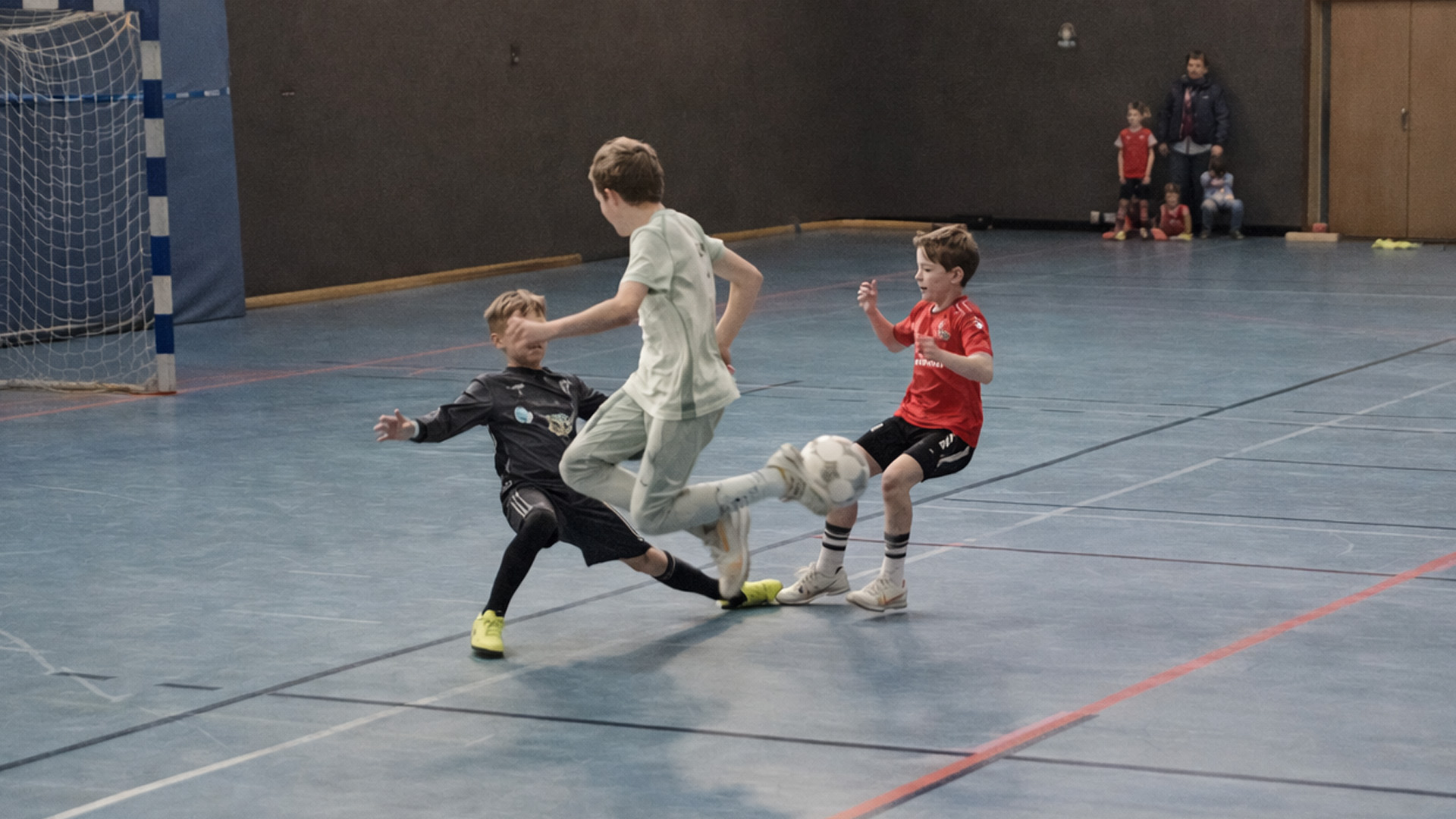 This kid’s freestyle shocks defender and keeper