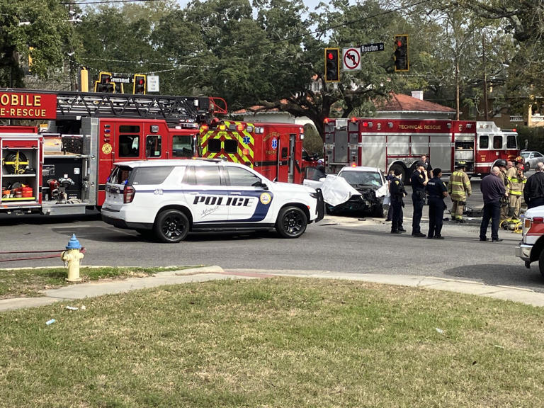 MPD: Two drivers hospitalized after rollover crash in Mobile
