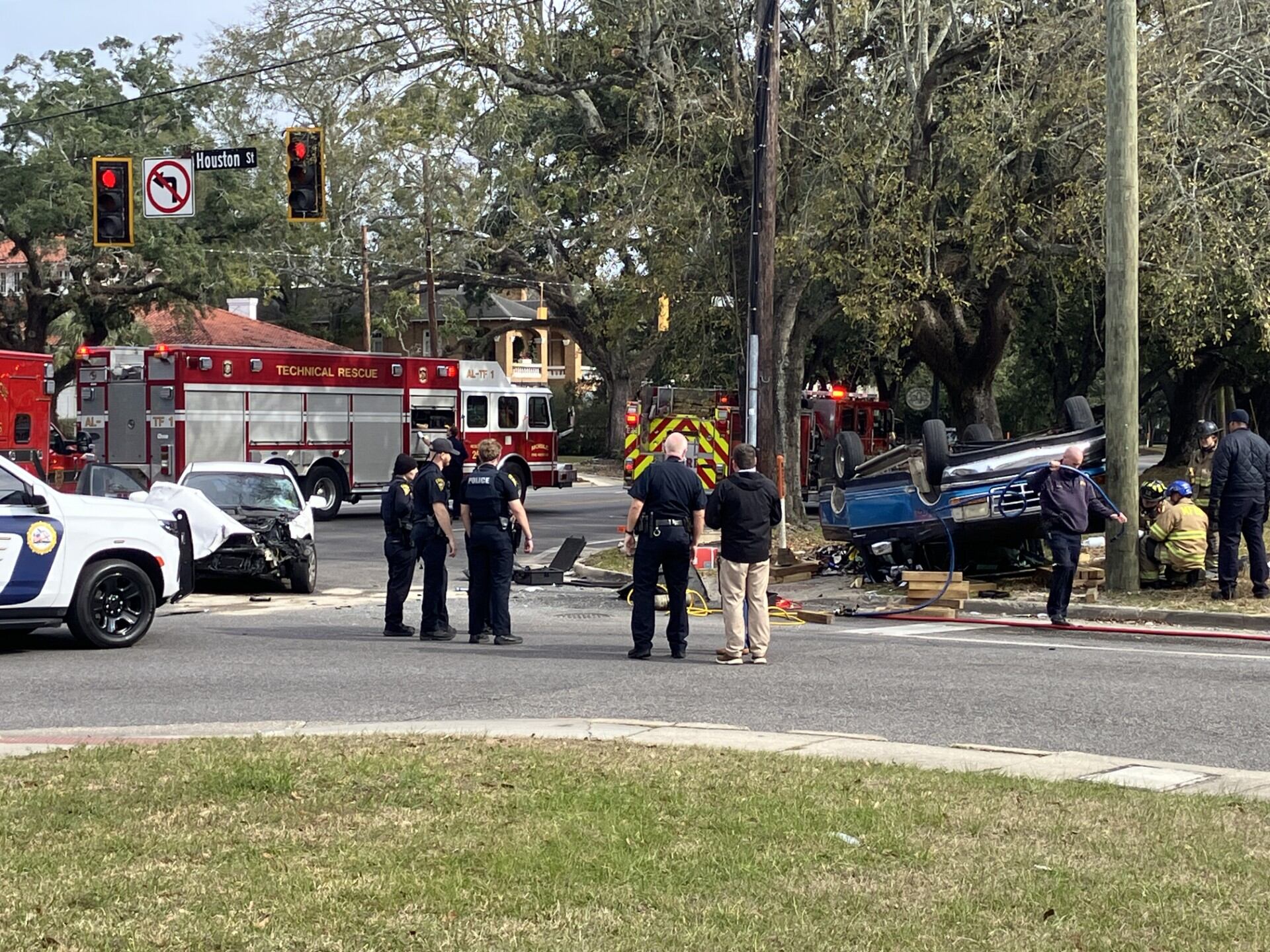 MPD: Two drivers hospitalized after rollover crash in Mobile