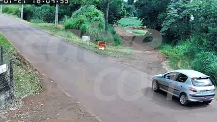 Imagens de câmera flagram capotamento com morte em Cascavel