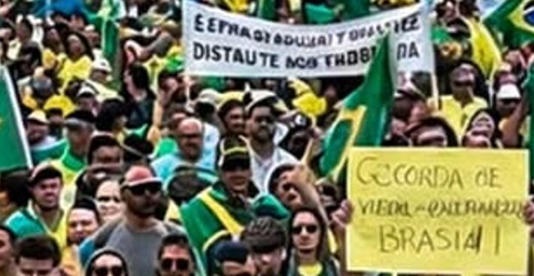 Imagem apresenta rostos e cartazes distorcidos (Foto: Reprodução)