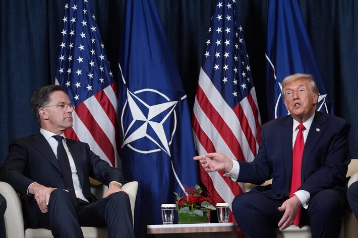 O presidente Donald Trump, à direita, se reúne com o secretário-geral da Otan, Mark Rutte, durante um encontro à margem da Reunião Anual do Fórum Econômico Mundial em Davos, Suíça, na quarta-feira, 21 de janeiro de 2026 Foto: Evan Vucci / AP
