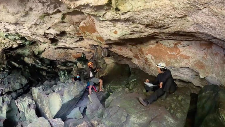 Adhi Agus Oktaviana (paling kanan) duduk di dalam Gua Metanduno.