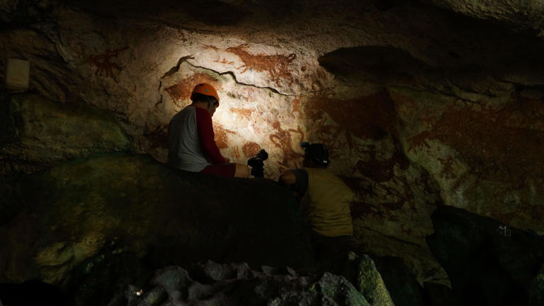 Para peneliti di dalam Gua Metanduno.