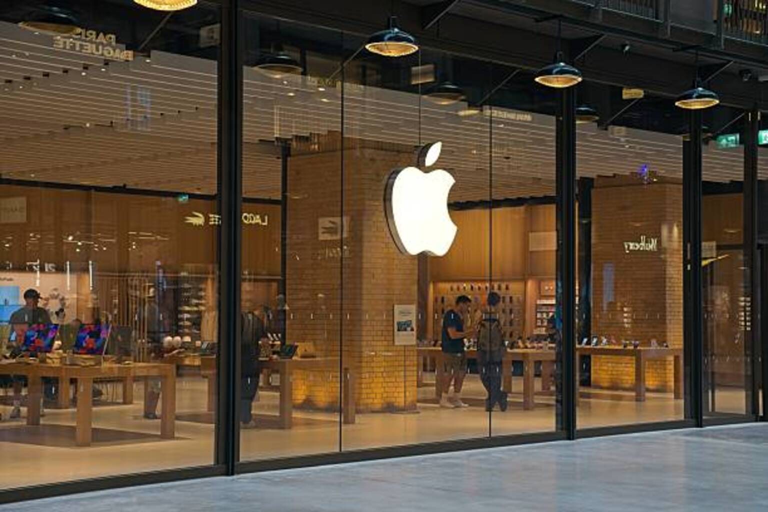 Apple responds to early screen flaws on $1,999 foldable iPhone Duo