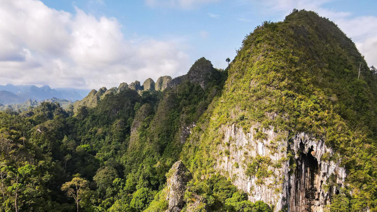 Gunung Gergaji di Sangkulirang-Mangkalihat, menyimpan sejumlah liang dengan gambar cadas di dalamnya.