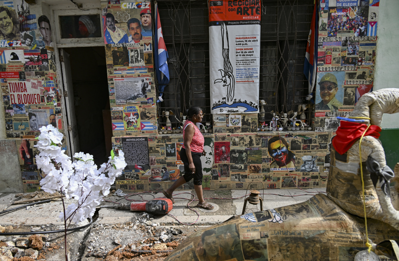 Posters on a building in Havana bears the images of Venezuela’s deposed President Nicolás Maduro, its late leader Hugo Chávez, and Cuba’s former President Raúl Castro.