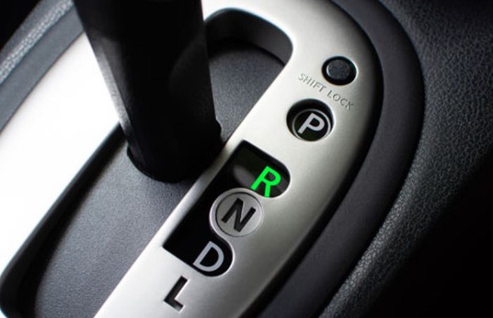 Mobil matik harus berhenti saat mundur, ini fakta yang terbukti Mobil matik harus berhenti saat mundur, ini fakta yang terbukti