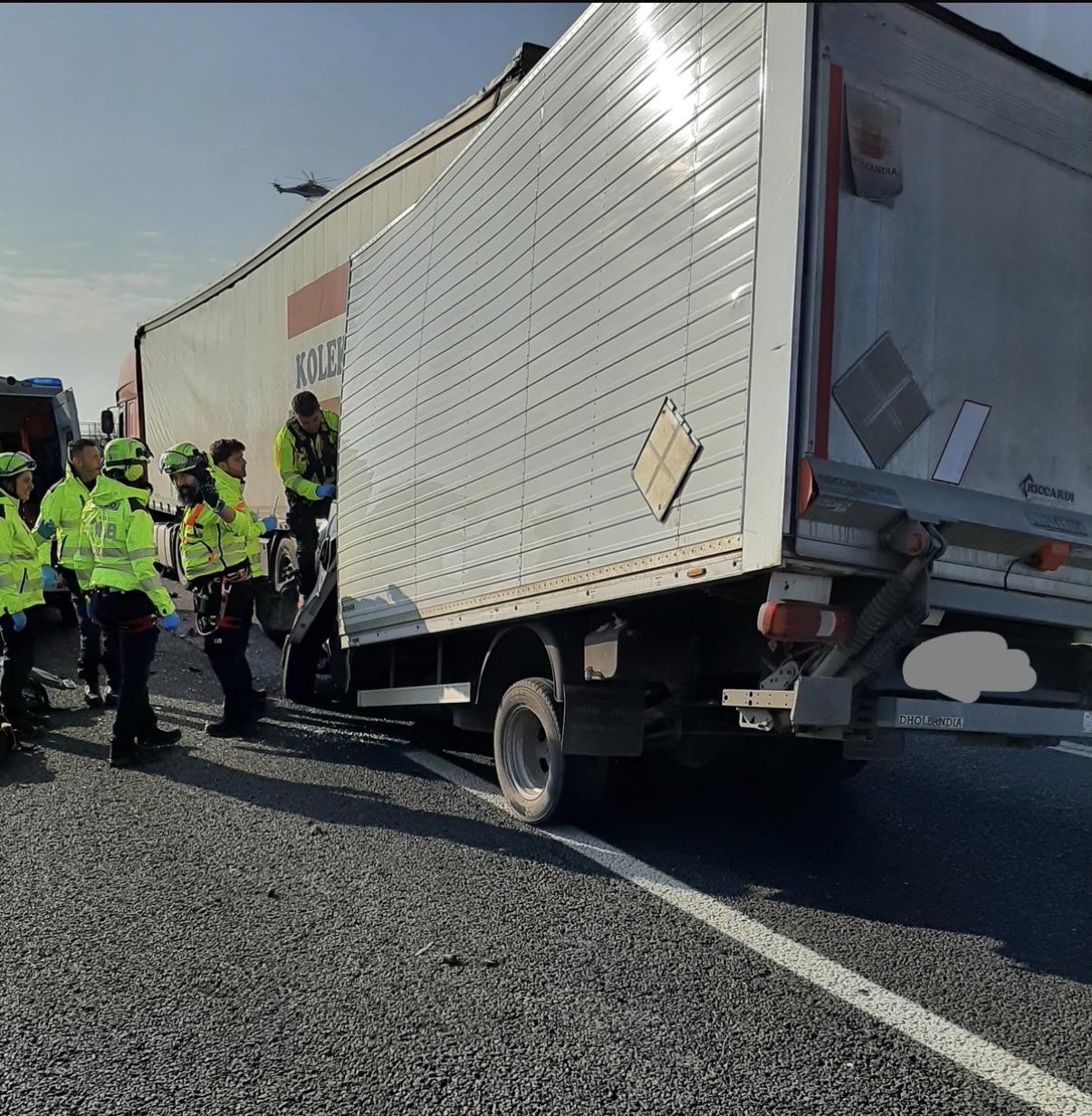 Furgone tampona un tir. Lavoratore muore in A13