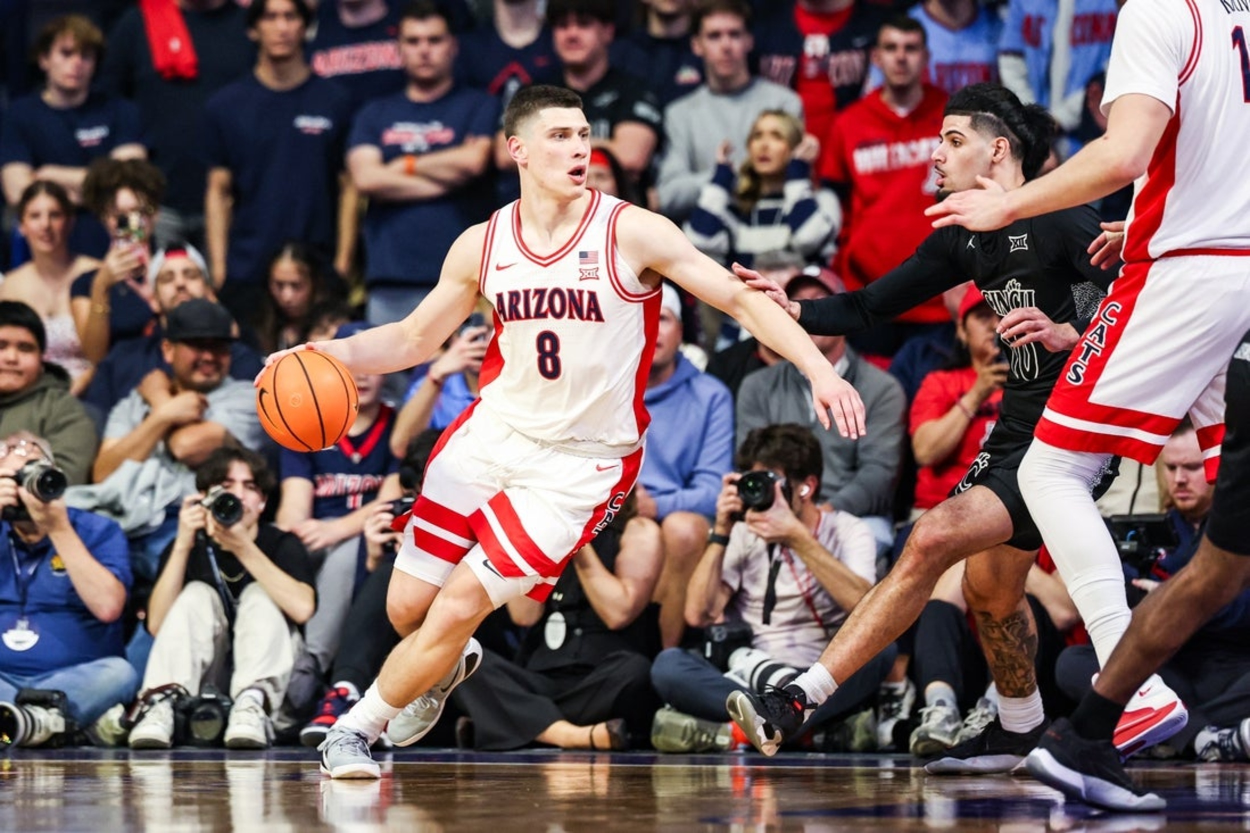 No. 1 Arizona manhandles Cincinnati, improves to 19-0