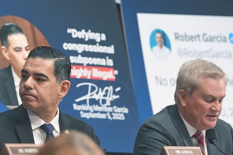 Panel's Democrats help pass contempt citations for Clintons