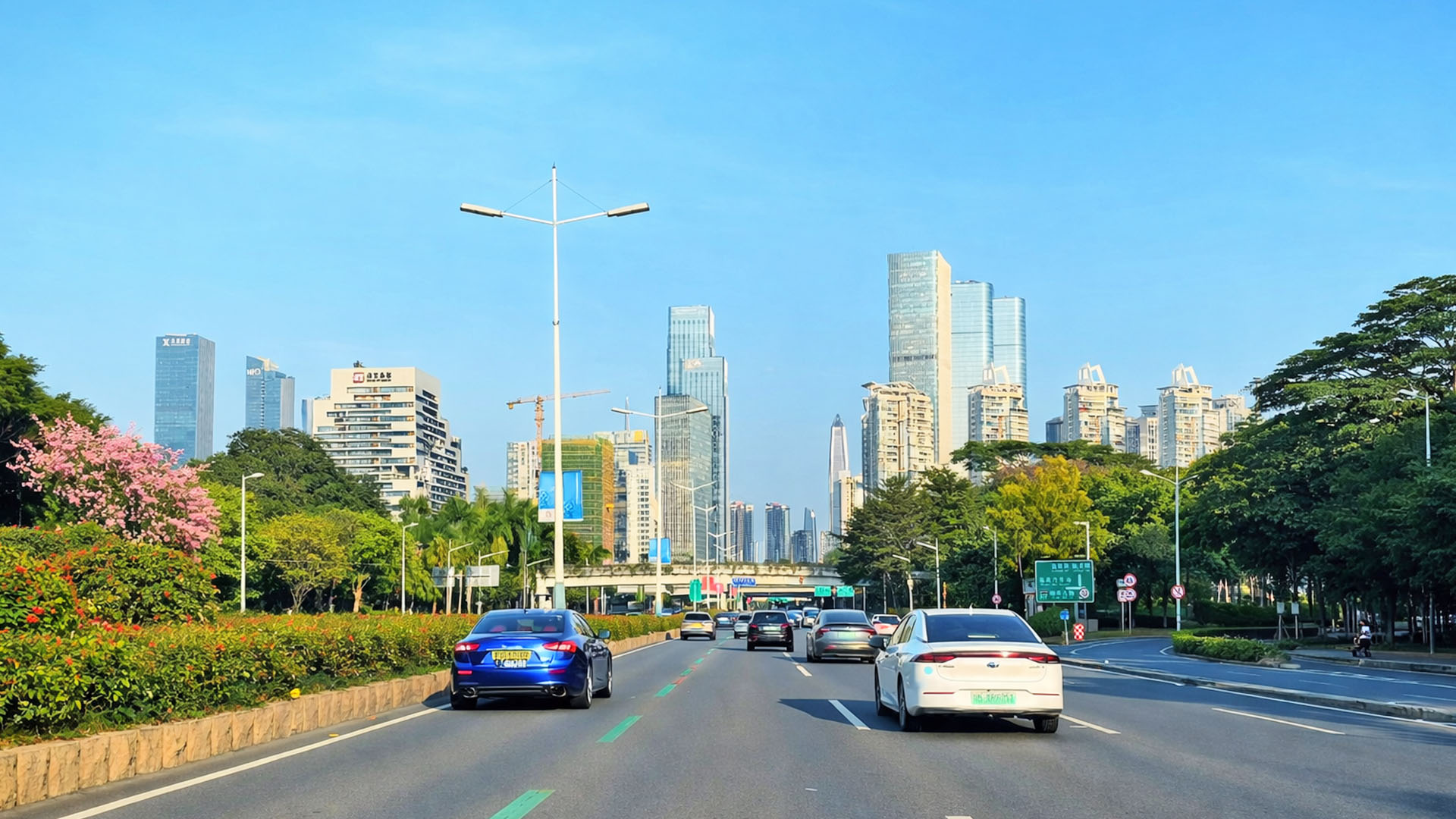 Strade pulite e grattacieli nel cuore di Shenzhen