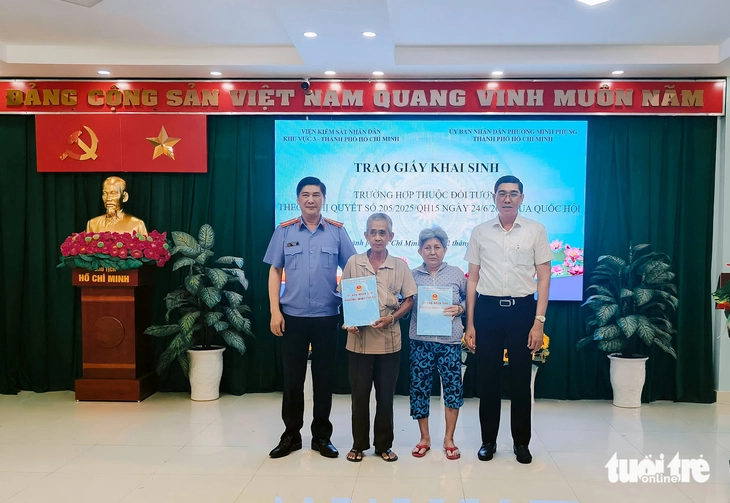 Người đàn ông 66 tuổi được cấp lại giấy khai sinh sau nhiều năm thất lạc