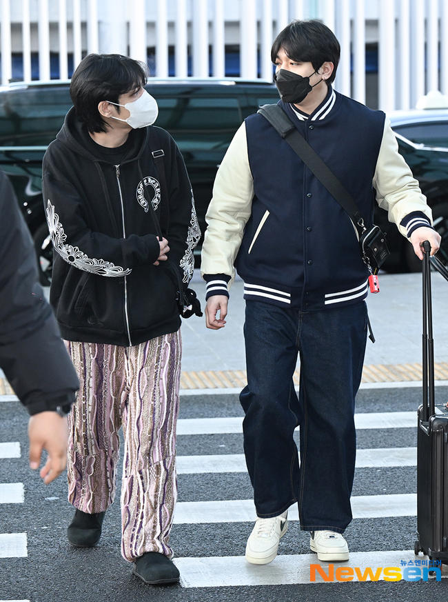 데이식스 원필-성진, 이야기 나누며 공항 런웨이 [포토엔HD]