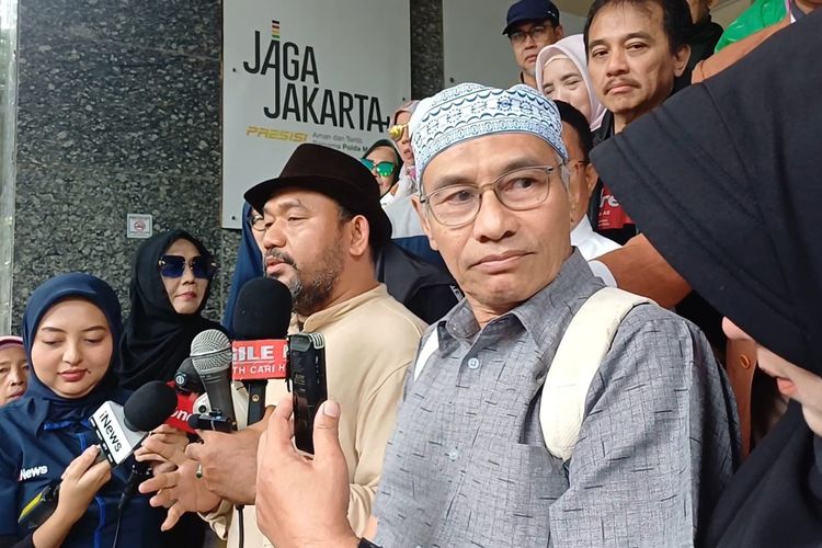 Tersangka klaster 1 kasus tudingan ijazah Jokowi palsu, Rizal Fadillah, Rustam Effendi, dan Kurnia Tri Royani, memenuhi panggilan pemeriksaan di Polda Metro Jaya didampingi Roy Suryo, Kamis (22/1/2026).