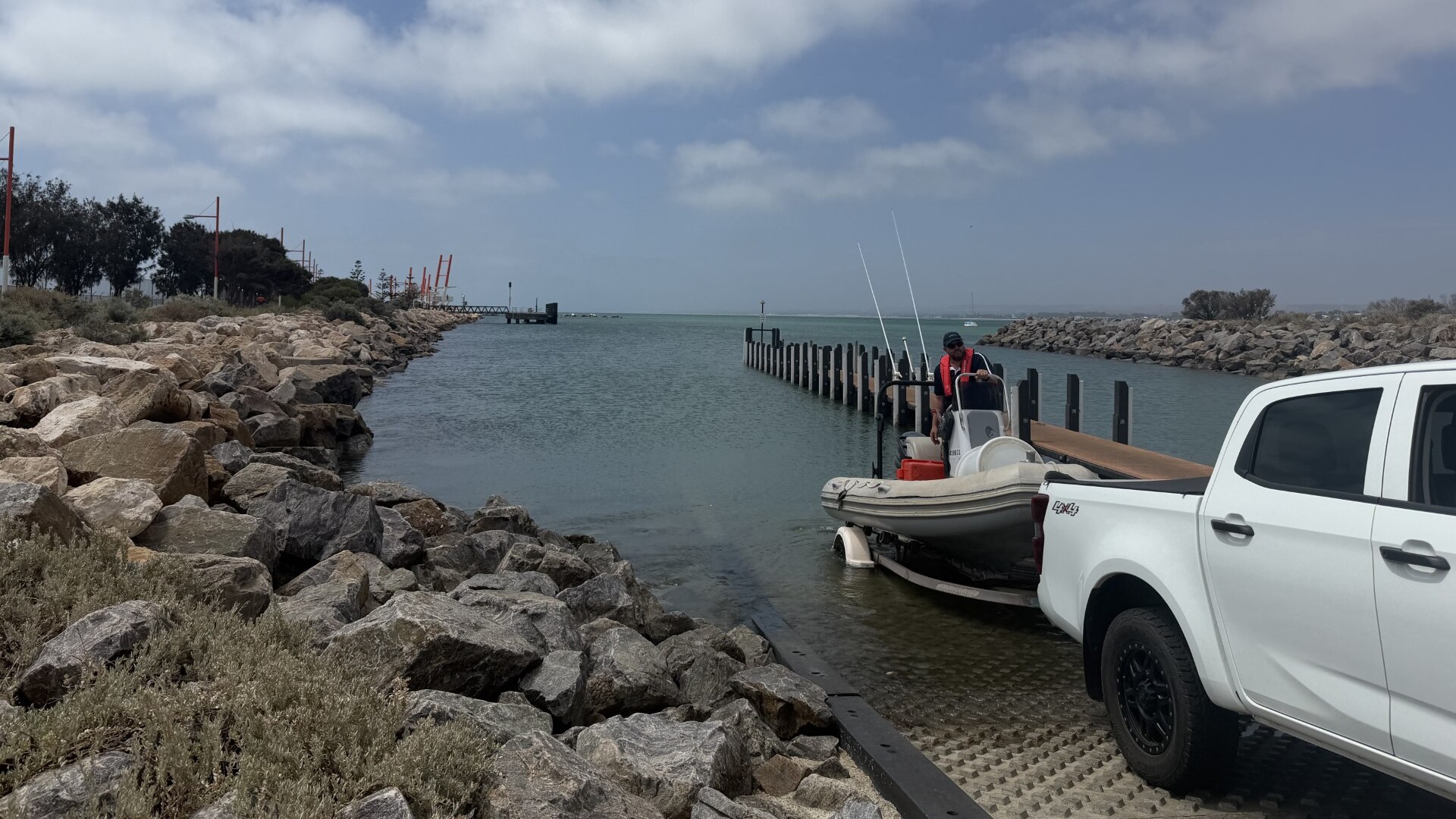 Geraldton man found floating off coast after WA police discover empty boat