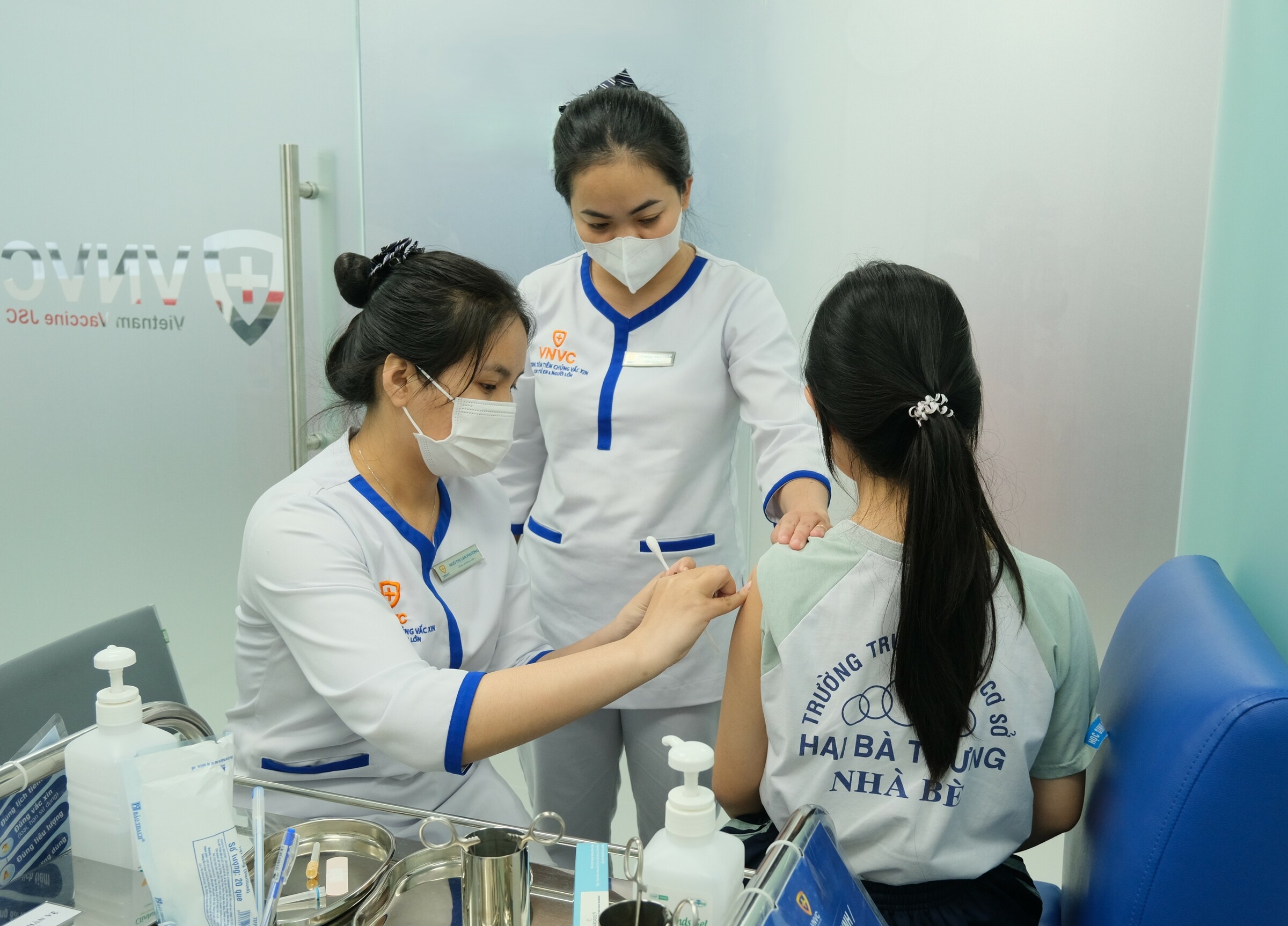Vì sao phụ huynh cho con tiêm vaccine ngừa HPV trước tuổi 15?