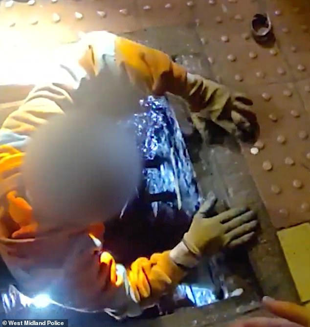 Moment 'brazen thieves dressed as workers are spotted stealing ...