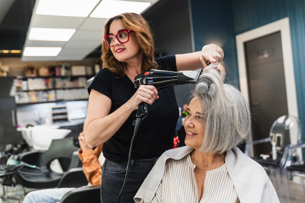 Cheveux poivre et sel : le « quiet silver » est la coloration idéale ...